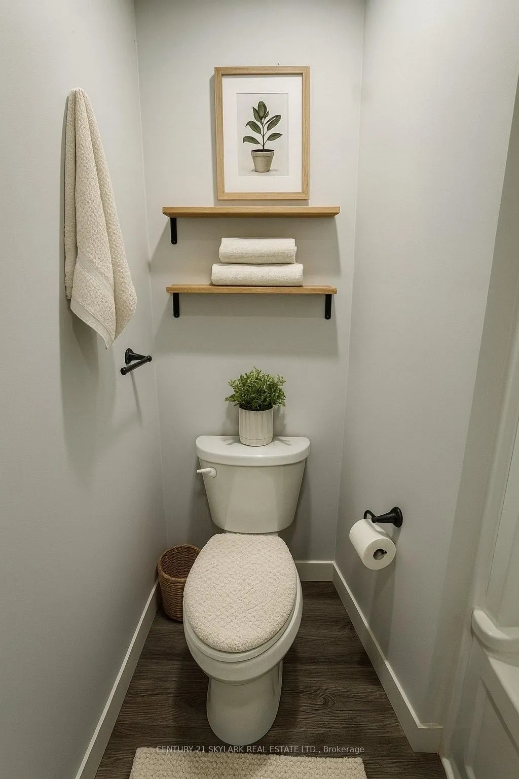 Photo 6 of Unit 2, 8 Wellington Street, Clarington, Bowmanville — HOMEH