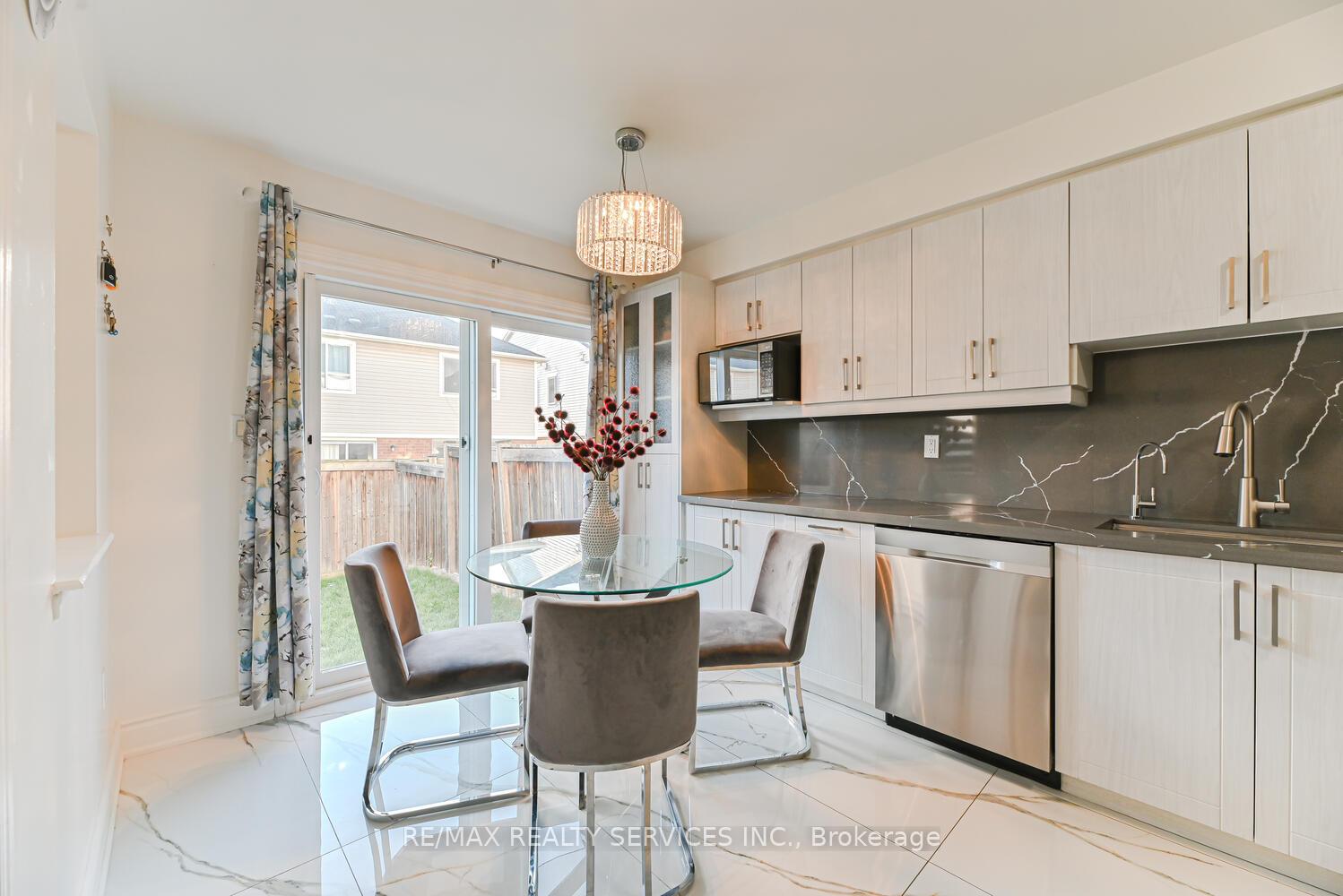 Photo 16 of 36 Tawnie Crescent, Brampton, Credit Valley — HOMEH