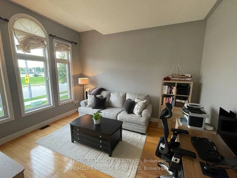 Photo 3 of 14 Mount Royal Circle, Brampton, Vales of Castlemore North — HOMEH