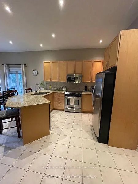 Photo 8 of 14 Mount Royal Circle, Brampton, Vales of Castlemore North — HOMEH