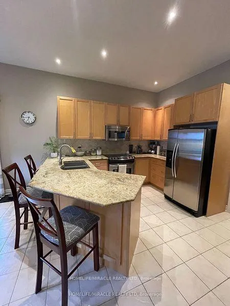 Photo 9 of 14 Mount Royal Circle, Brampton, Vales of Castlemore North — HOMEH