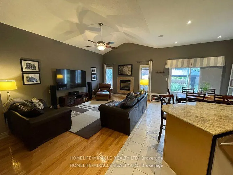 Photo 10 of 14 Mount Royal Circle, Brampton, Vales of Castlemore North — HOMEH