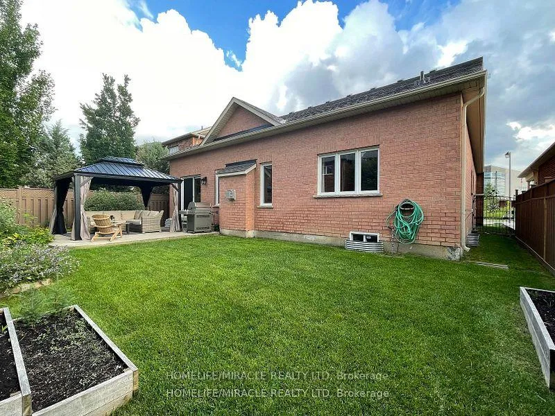 Photo 18 of 14 Mount Royal Circle, Brampton, Vales of Castlemore North — HOMEH