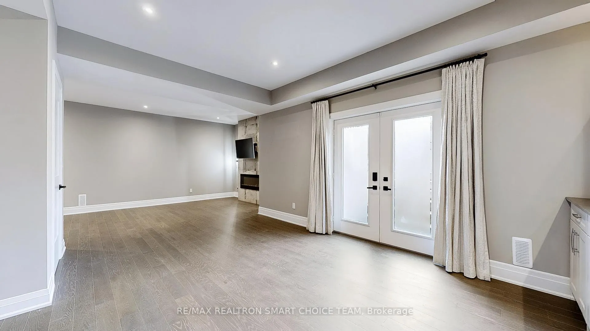 Photo 6 of Unit Bsmt, 87 Black Walnut Court, Aurora, Aurora Estates — HOMEH