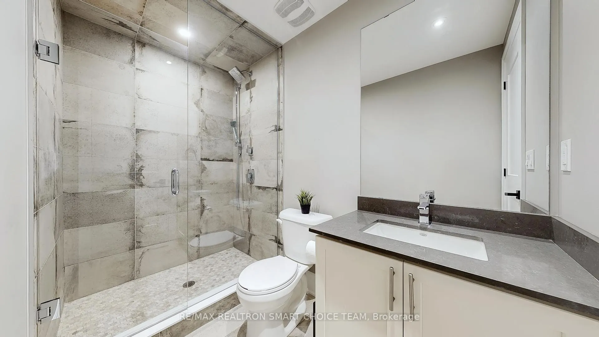 Photo 16 of Unit Bsmt, 87 Black Walnut Court, Aurora, Aurora Estates — HOMEH