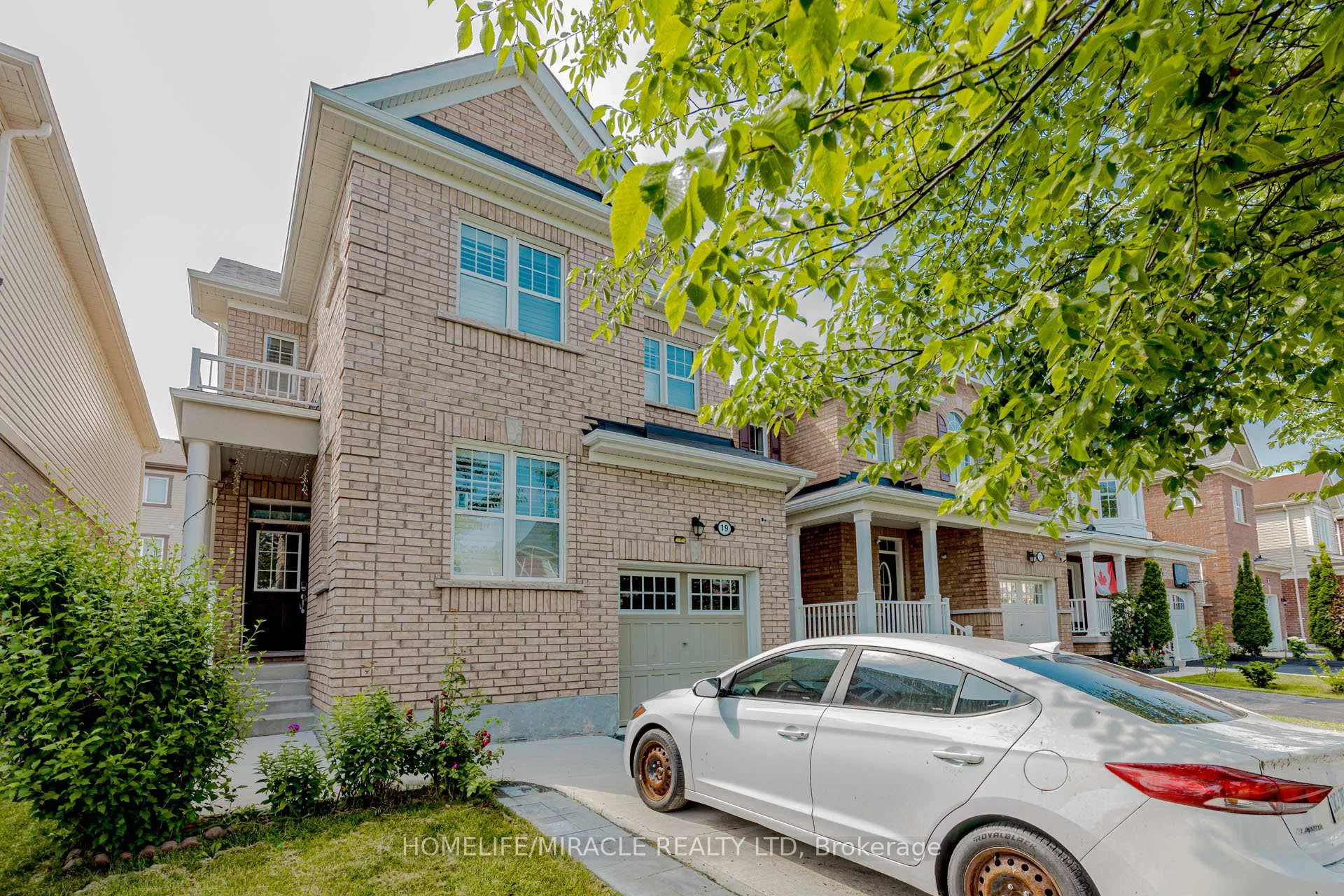 Photo 2 of 19 Bannister Crescent, Brampton, Northwest Brampton — HOMEH