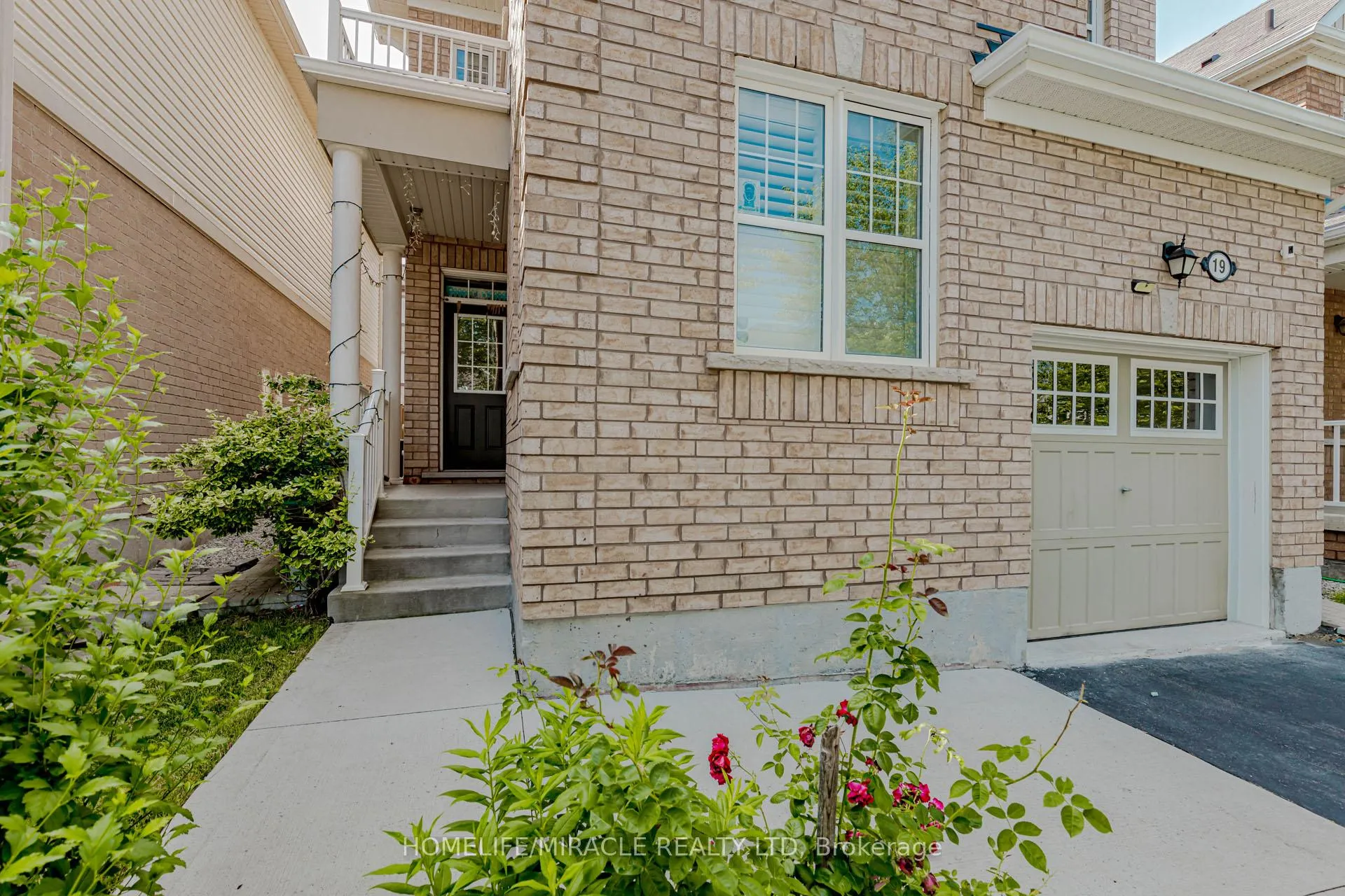 Photo 3 of 19 Bannister Crescent, Brampton, Northwest Brampton — HOMEH