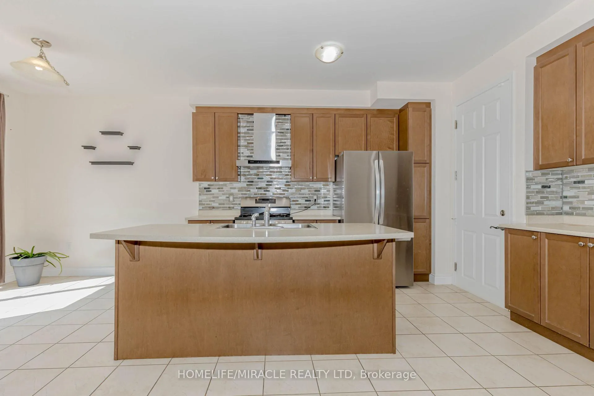 Photo 11 of 19 Bannister Crescent, Brampton, Northwest Brampton — HOMEH