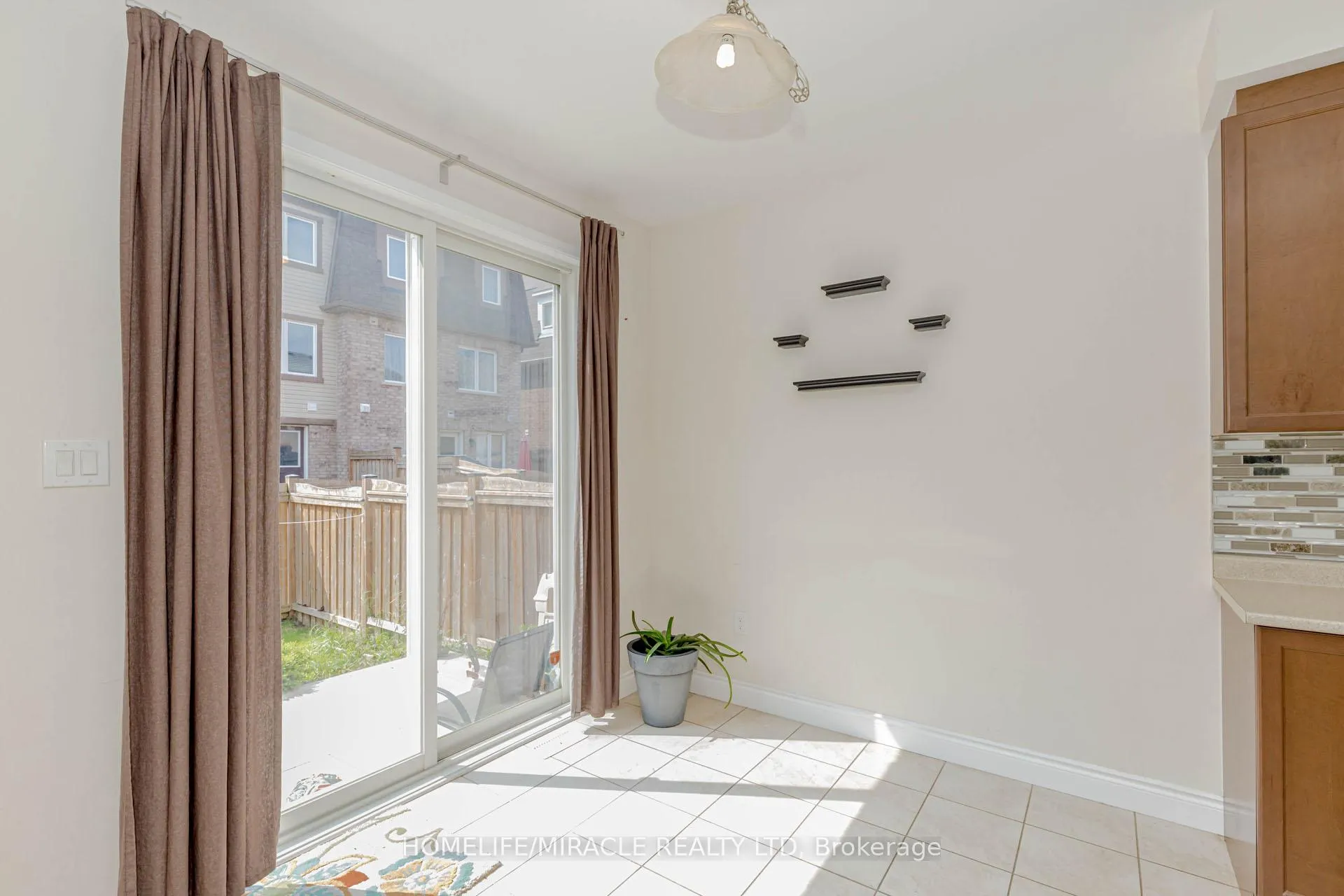 Photo 16 of 19 Bannister Crescent, Brampton, Northwest Brampton — HOMEH