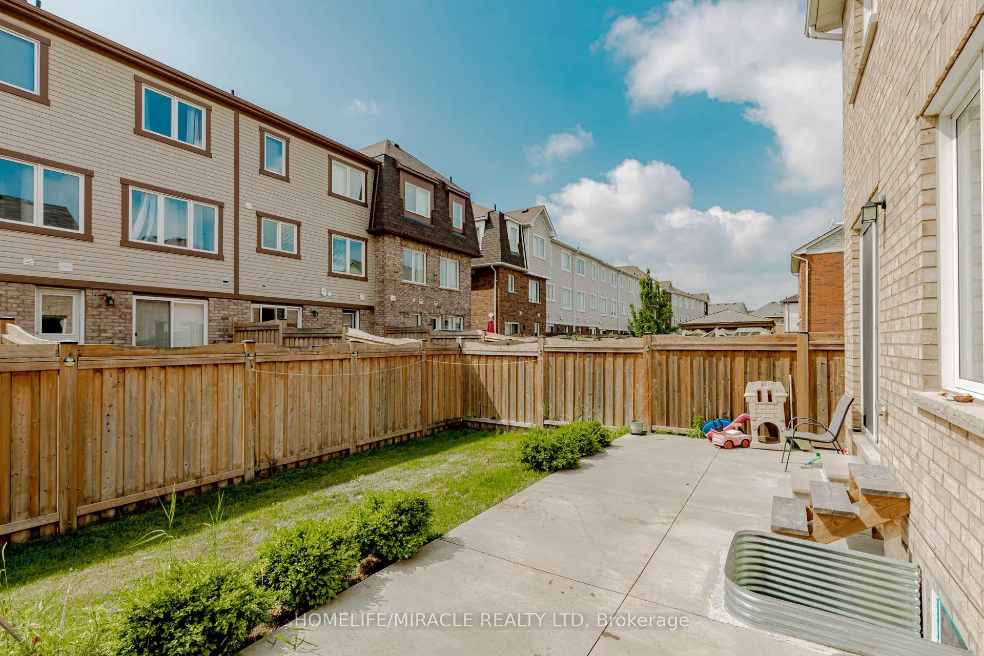 Photo 35 of 19 Bannister Crescent, Brampton, Northwest Brampton — HOMEH