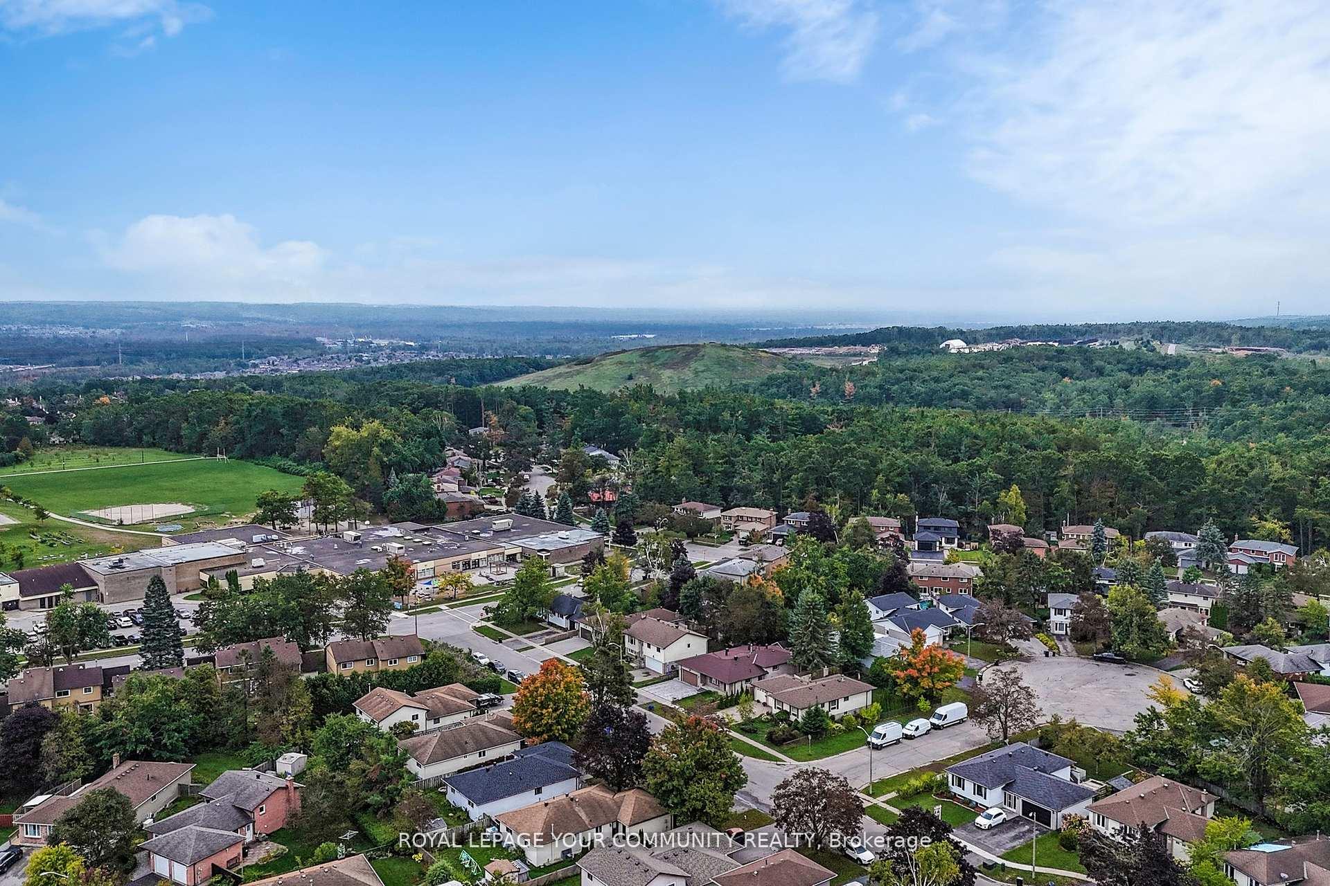 Photo 7 of 2 Charlotte Court, Barrie, Letitia Heights — HOMEH