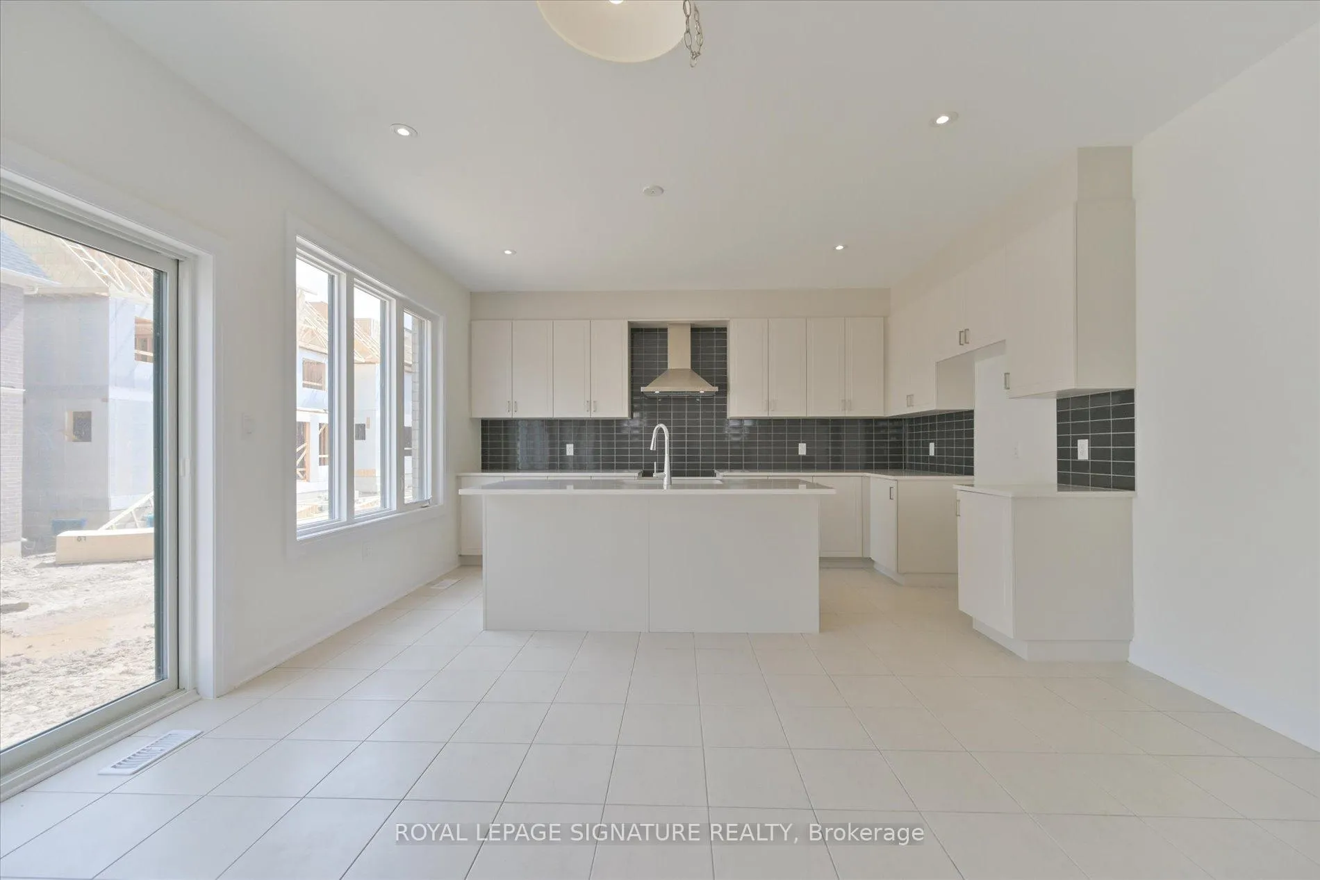 Photo 10 of 5 Oceanic Avenue, Brampton, Northwest Brampton — HOMEH