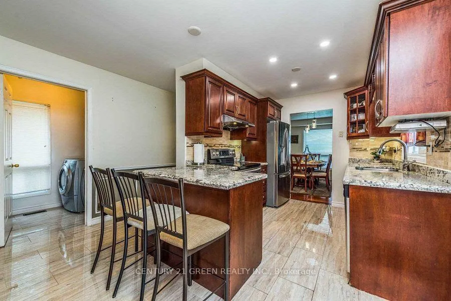 Photo 4 of 52 Moffatt Avenue, Brampton, Fletcher's West — HOMEH