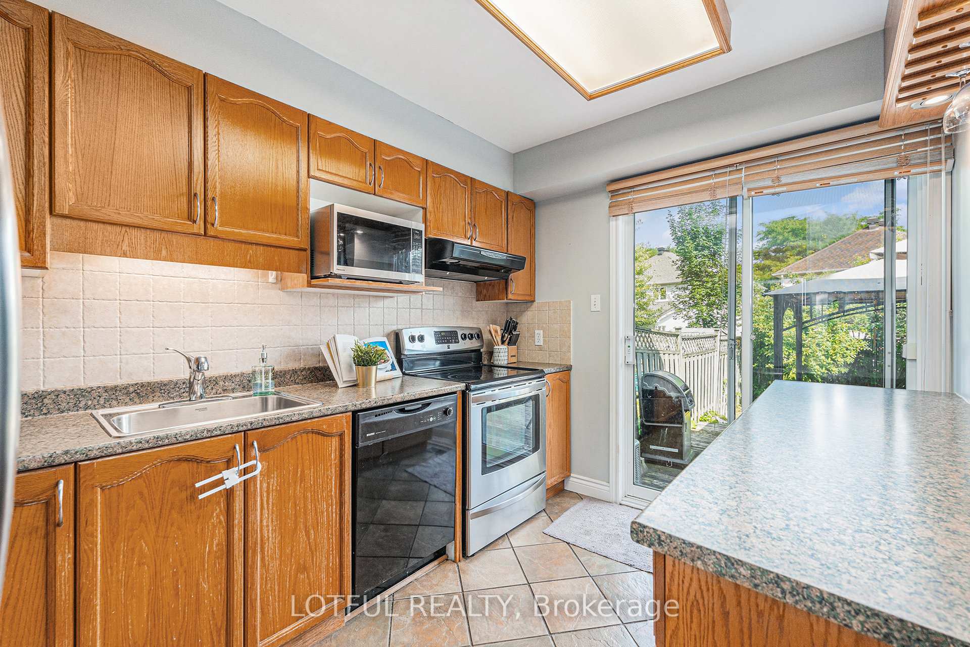 Photo 14 of 107 Queensbury Drive, Ottawa, Barrhaven - Longfields — HOMEH