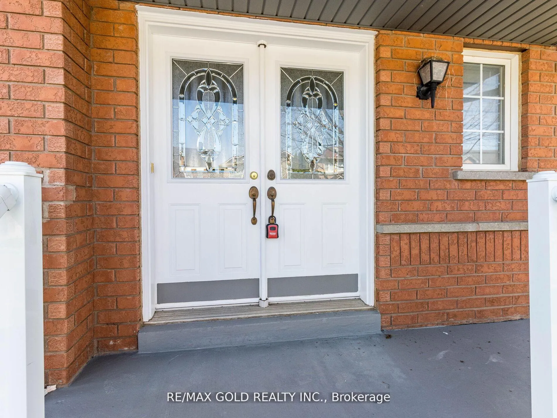 Photo 3 of 10 Chestermere Crescent, Brampton, Fletcher's Meadow — HOMEH