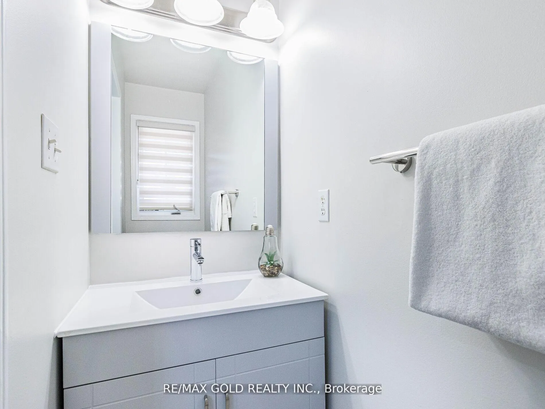 Photo 6 of 10 Chestermere Crescent, Brampton, Fletcher's Meadow — HOMEH