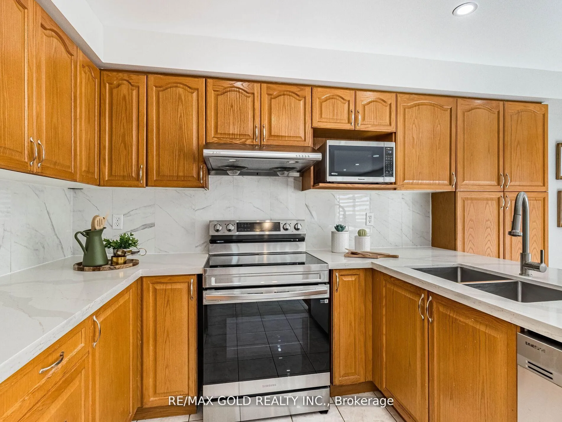 Photo 19 of 10 Chestermere Crescent, Brampton, Fletcher's Meadow — HOMEH
