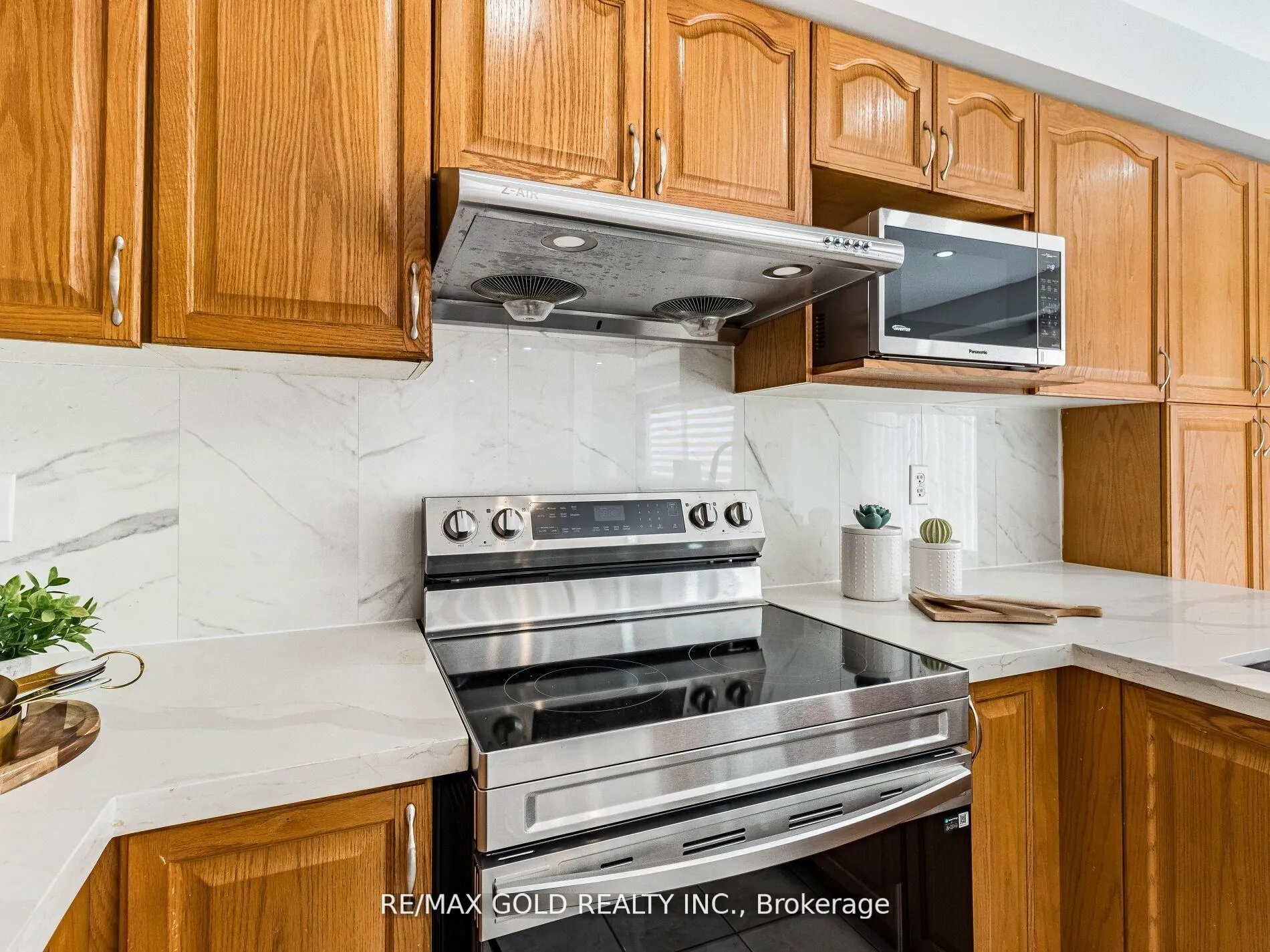 Photo 20 of 10 Chestermere Crescent, Brampton, Fletcher's Meadow — HOMEH