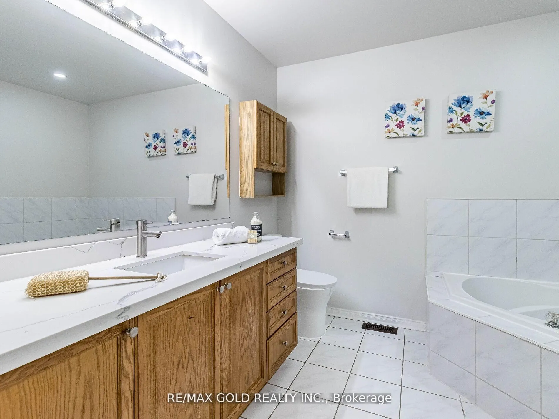 Photo 32 of 10 Chestermere Crescent, Brampton, Fletcher's Meadow — HOMEH