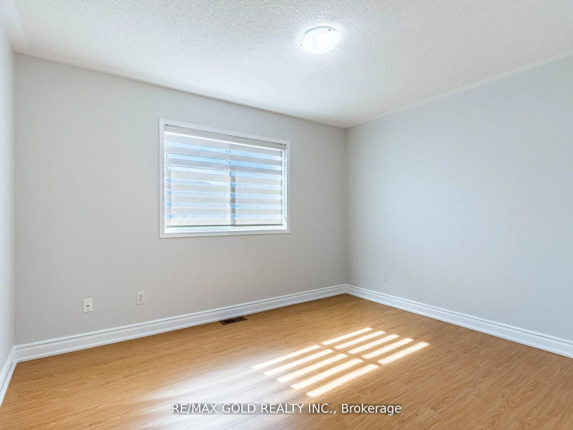 Photo 35 of 10 Chestermere Crescent, Brampton, Fletcher's Meadow — HOMEH