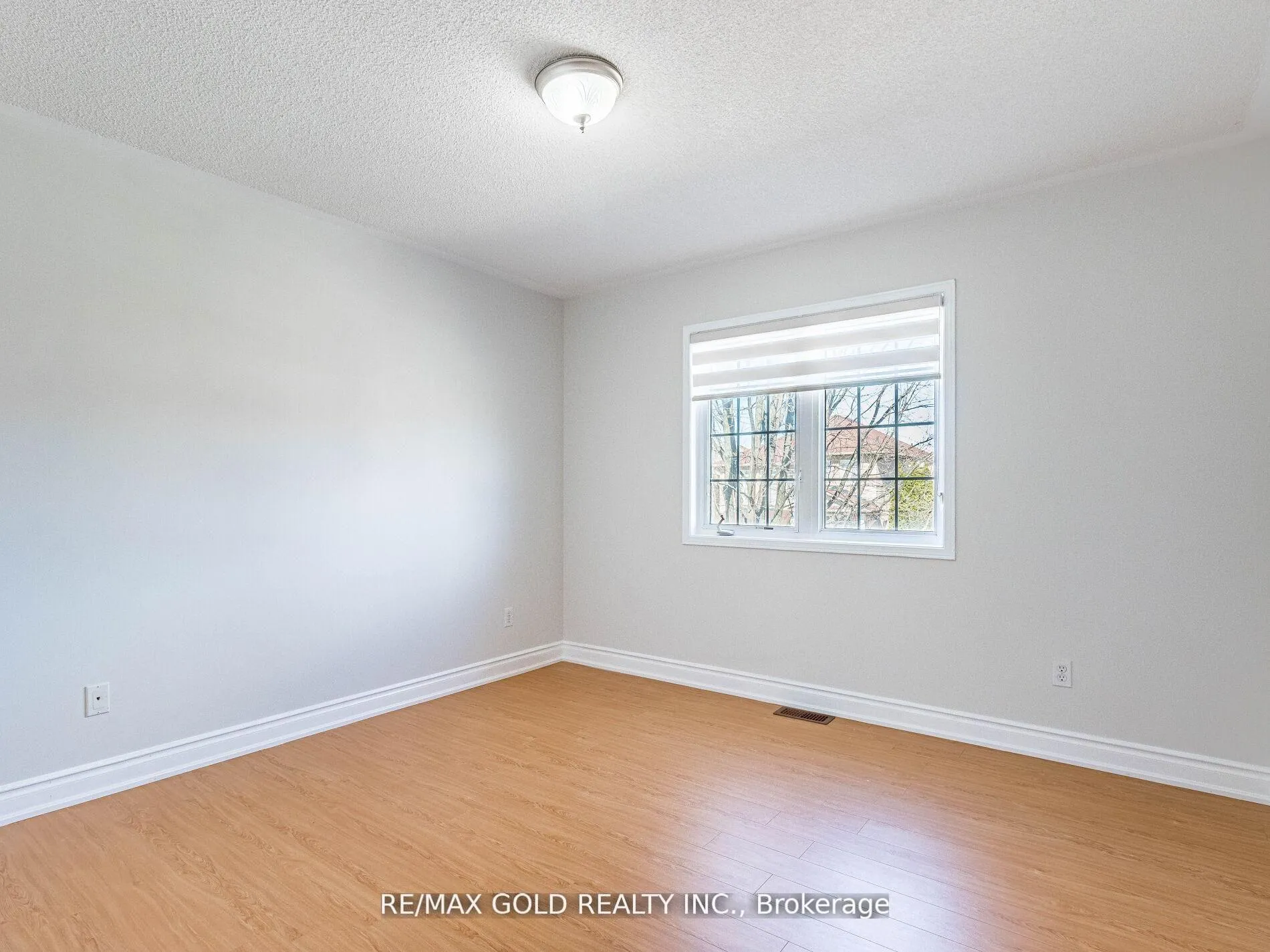 Photo 37 of 10 Chestermere Crescent, Brampton, Fletcher's Meadow — HOMEH