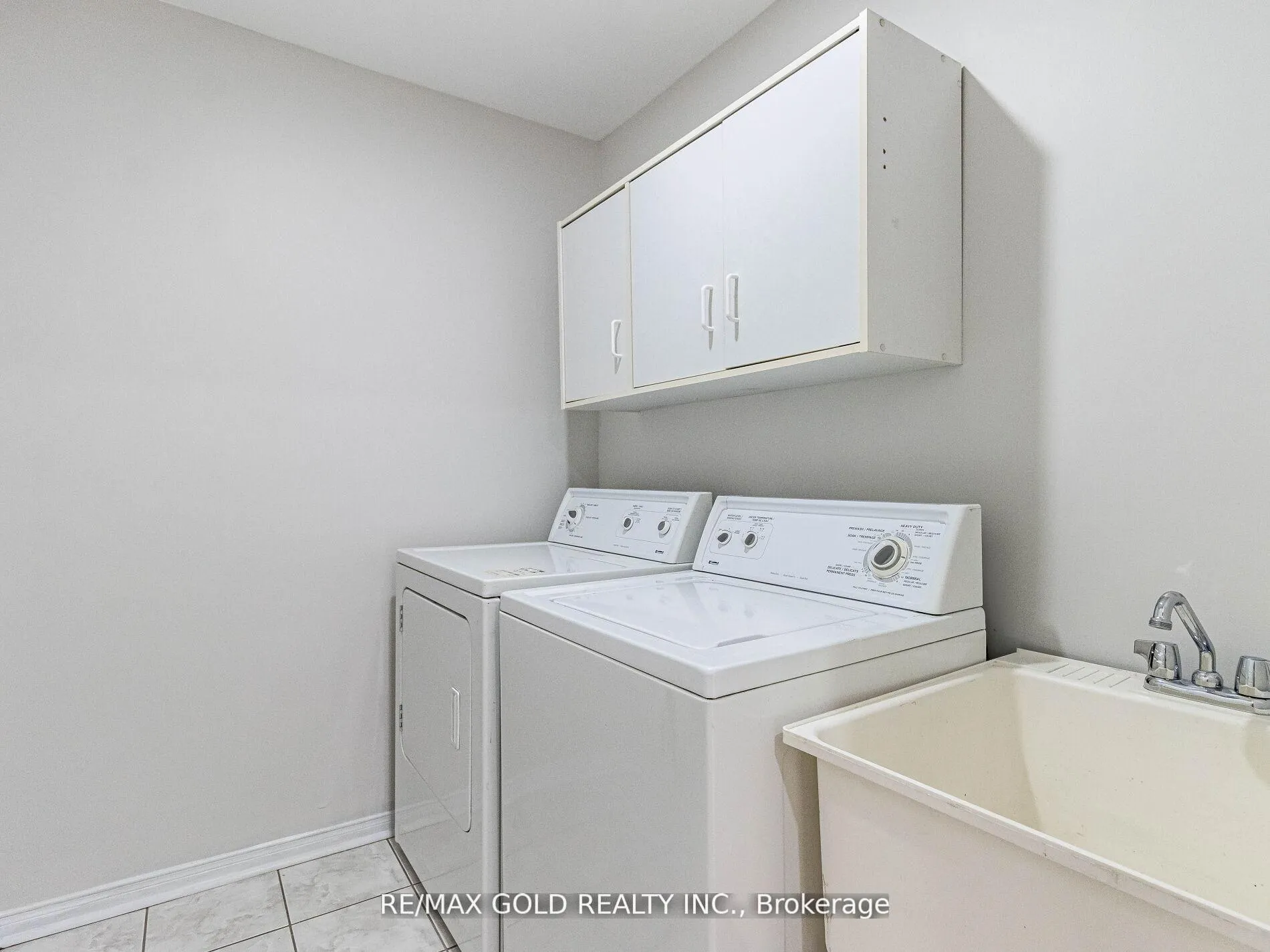 Photo 41 of 10 Chestermere Crescent, Brampton, Fletcher's Meadow — HOMEH