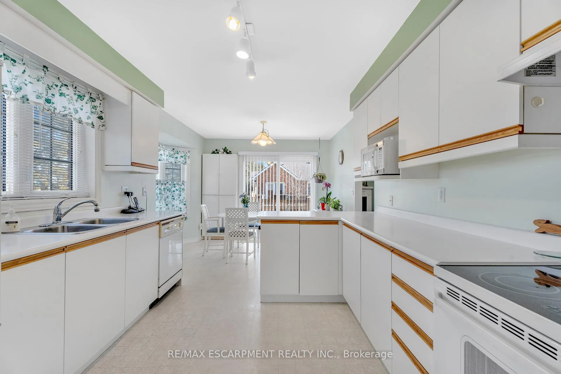 Photo 15 of Unit 32, 810 Golf Links Road, Hamilton, Ancaster — HOMEH