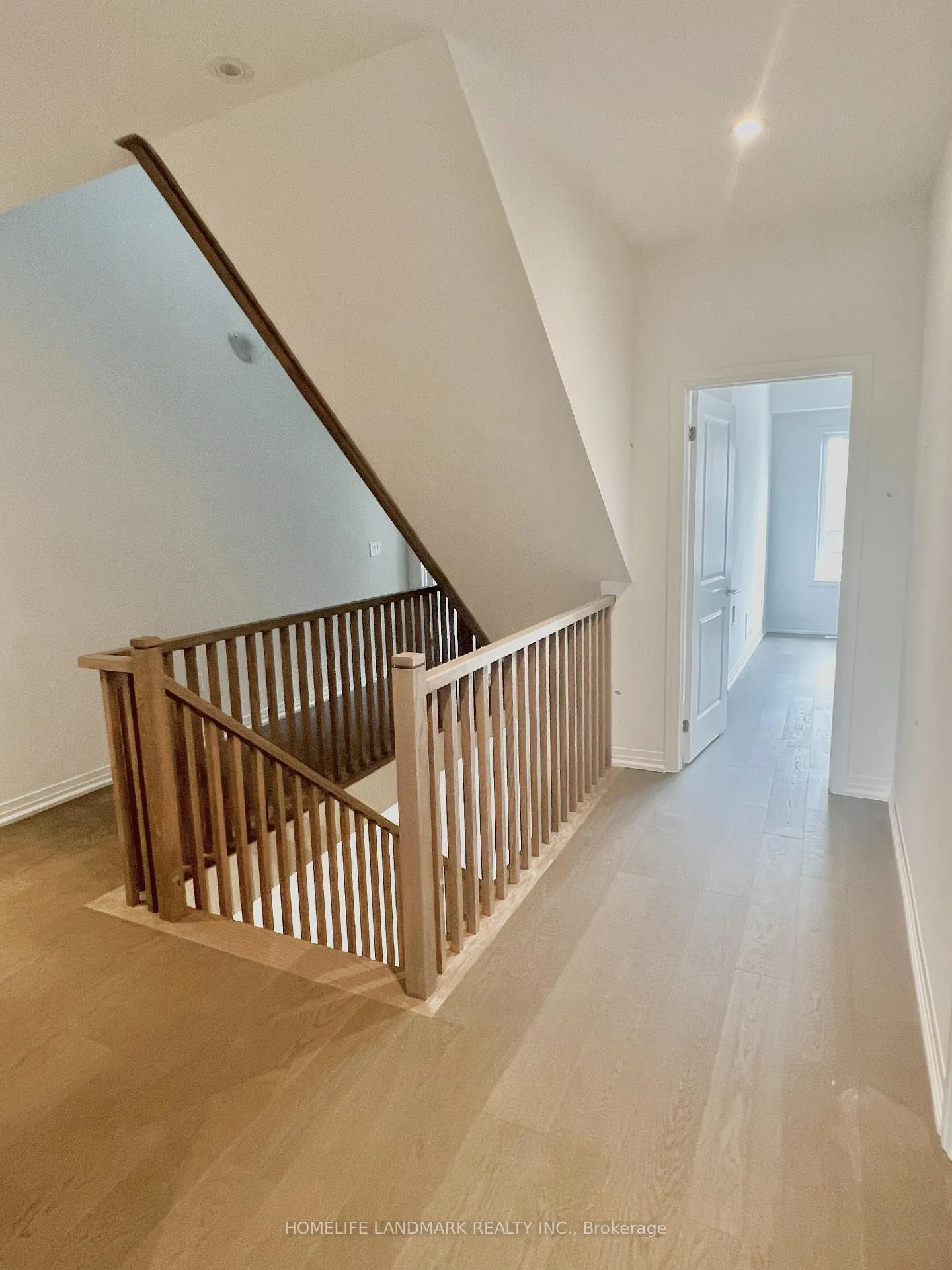 Photo 5 of 12 Yans Way, Markham, Buttonville — HOMEH