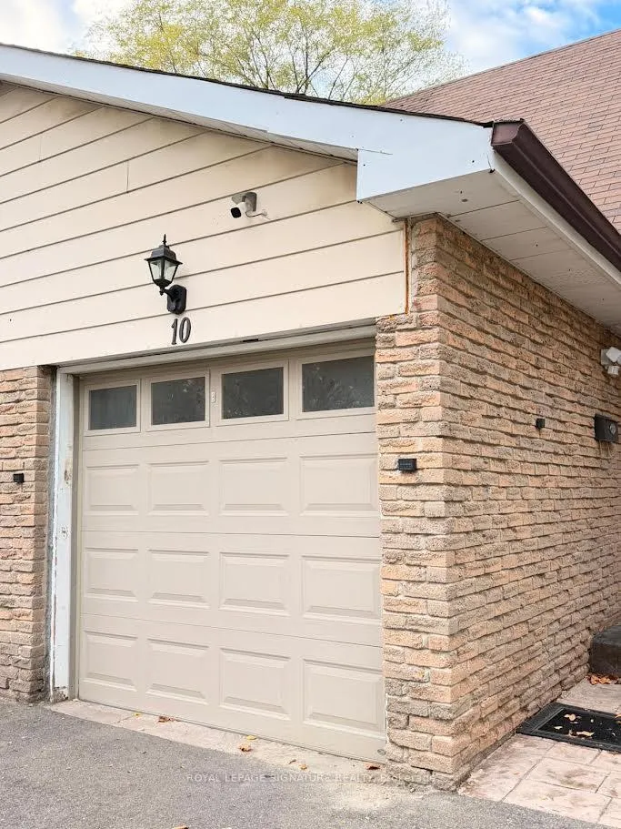 Photo 4 of 10 Salisbury Circle, Brampton, Brampton North — HOMEH