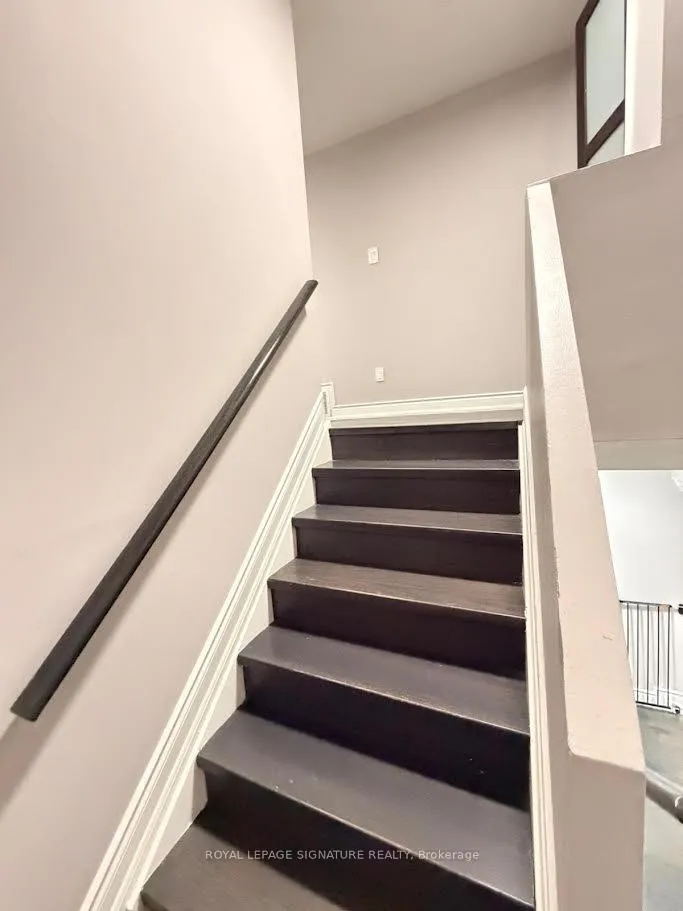 Photo 7 of 10 Salisbury Circle, Brampton, Brampton North — HOMEH