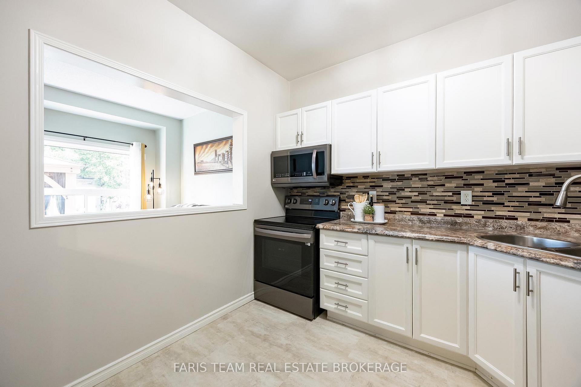 Photo 6 of 80 Bruce Crescent, Barrie, Bayshore — HOMEH