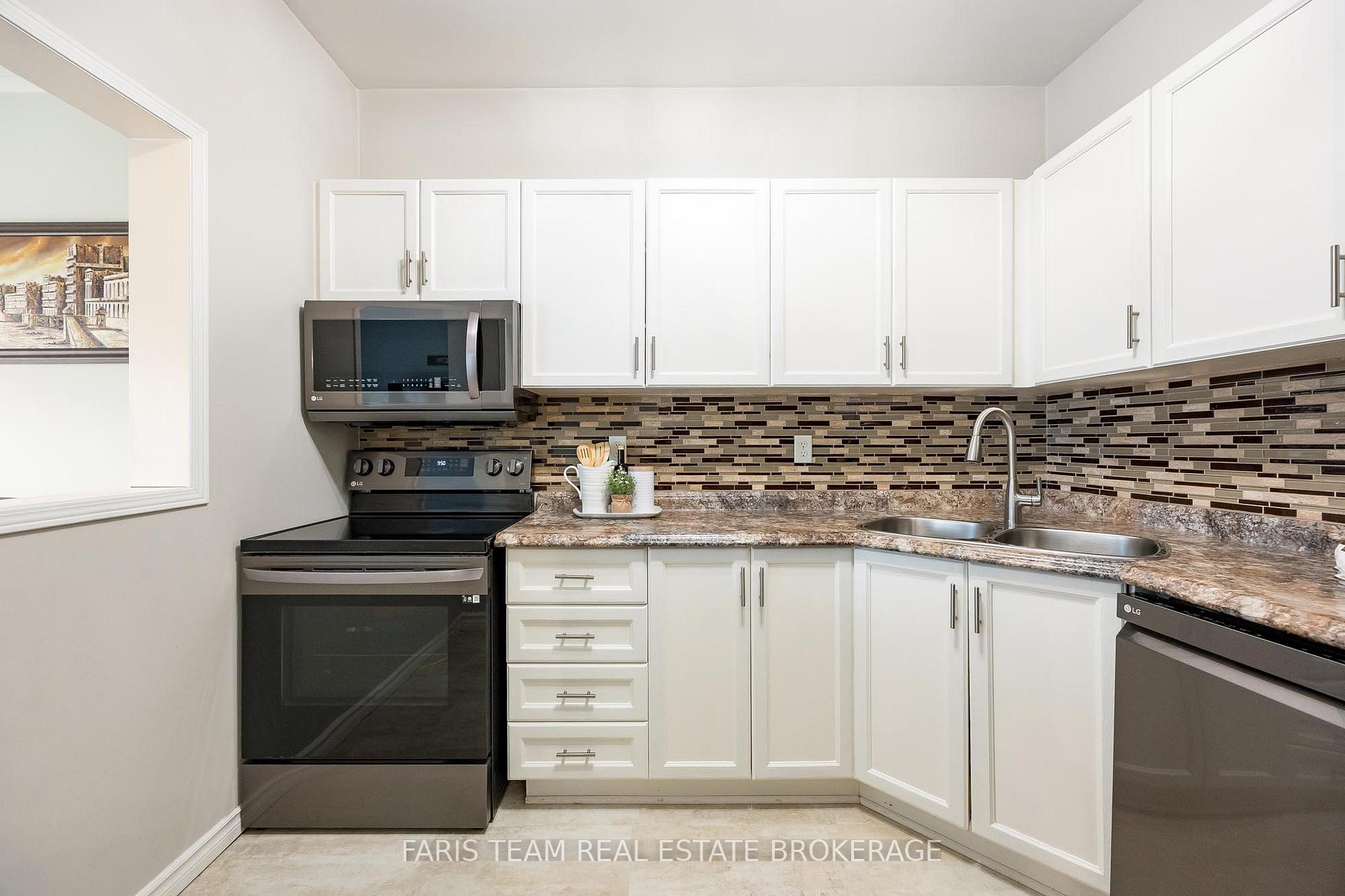 Photo 7 of 80 Bruce Crescent, Barrie, Bayshore — HOMEH