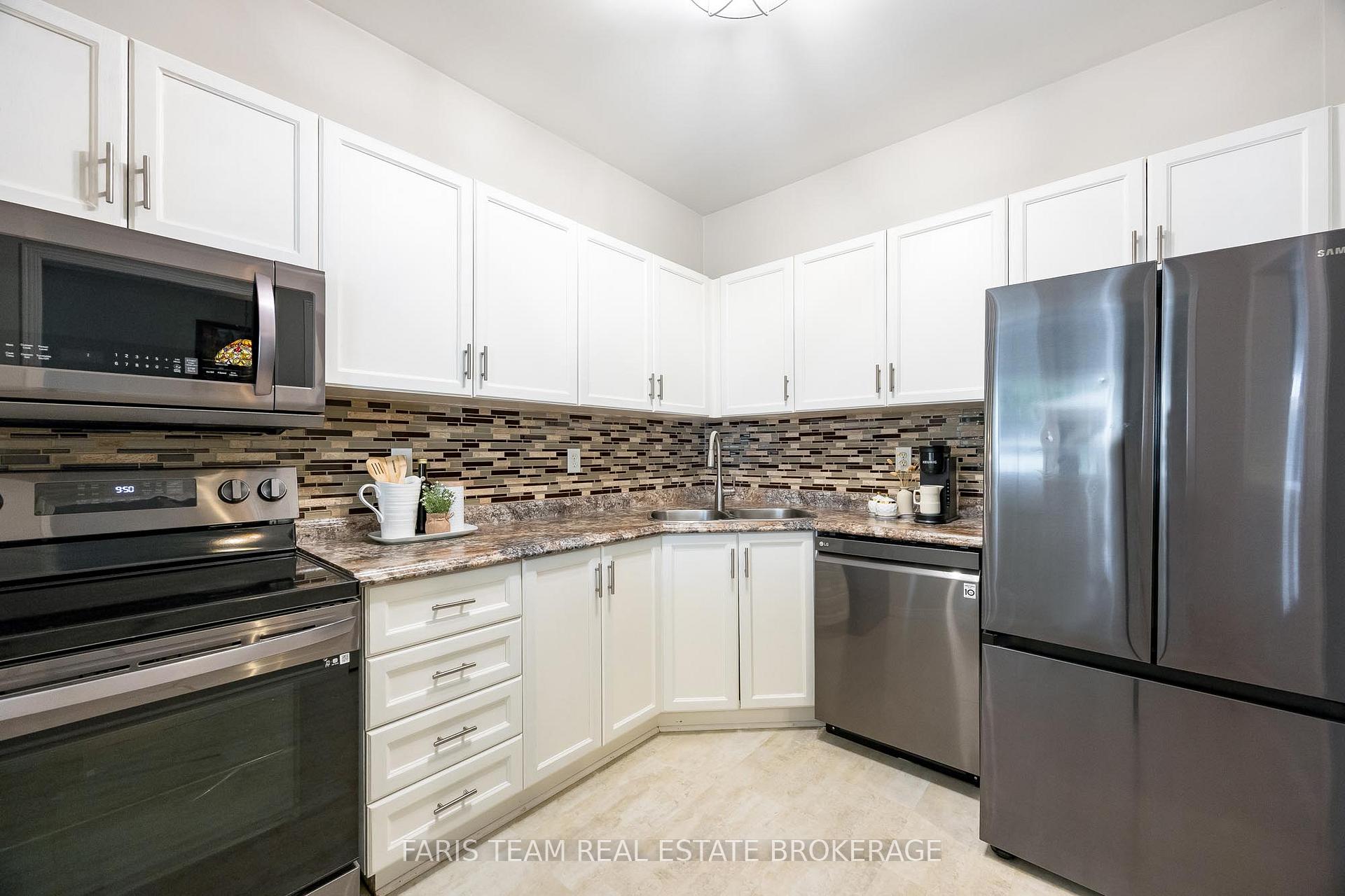 Photo 8 of 80 Bruce Crescent, Barrie, Bayshore — HOMEH