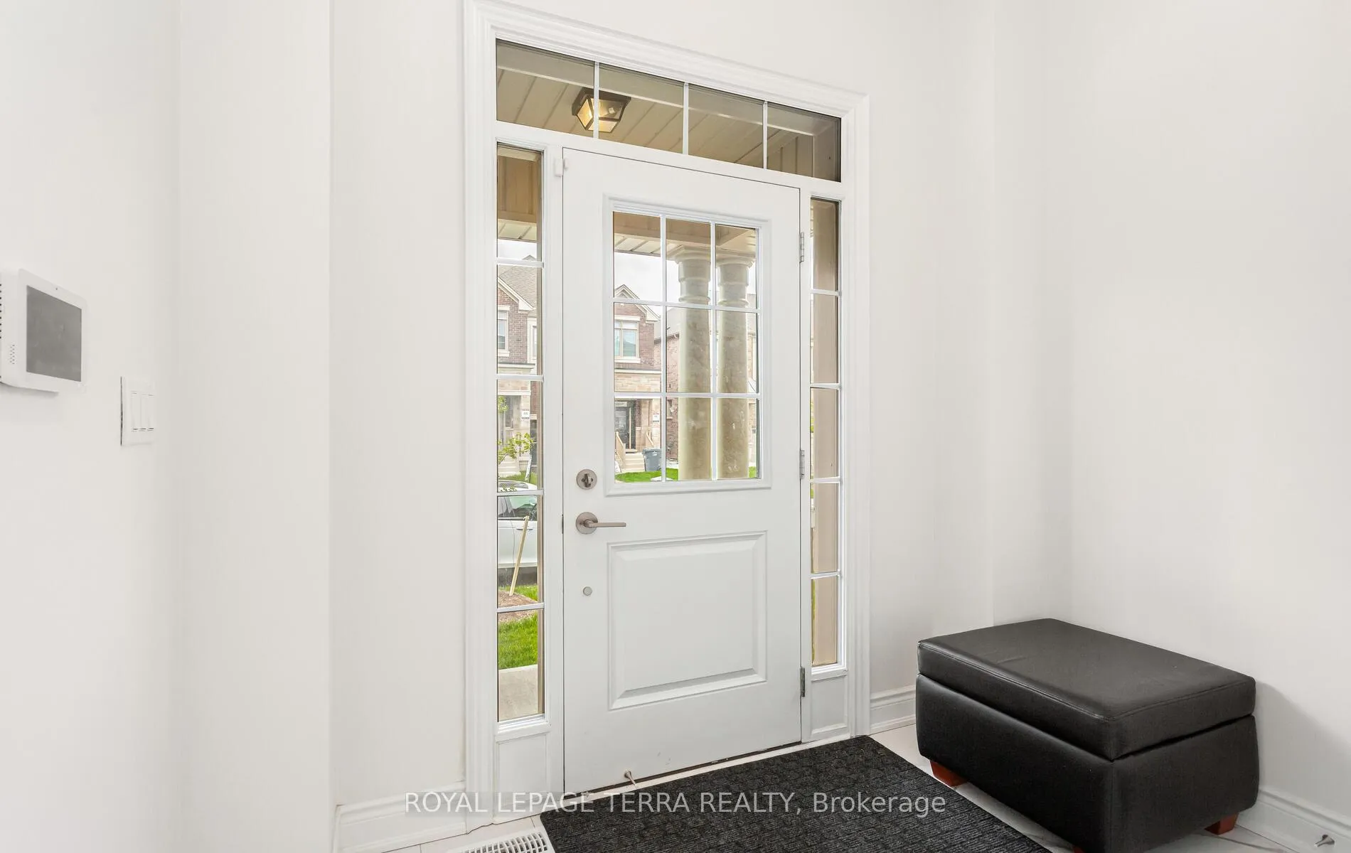 Photo 3 of 81 Bermondsey Way, Brampton, Bram West — HOMEH