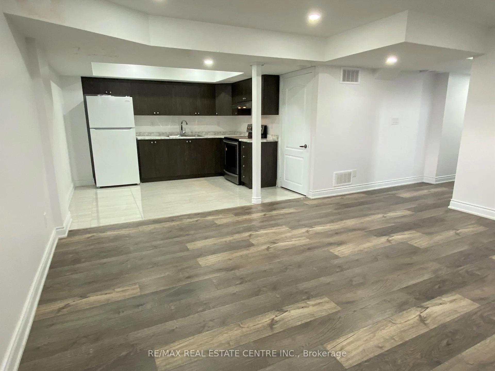 Photo 3 of Unit Lower, 44 Long Branch Trail, Brampton, Bram East — HOMEH