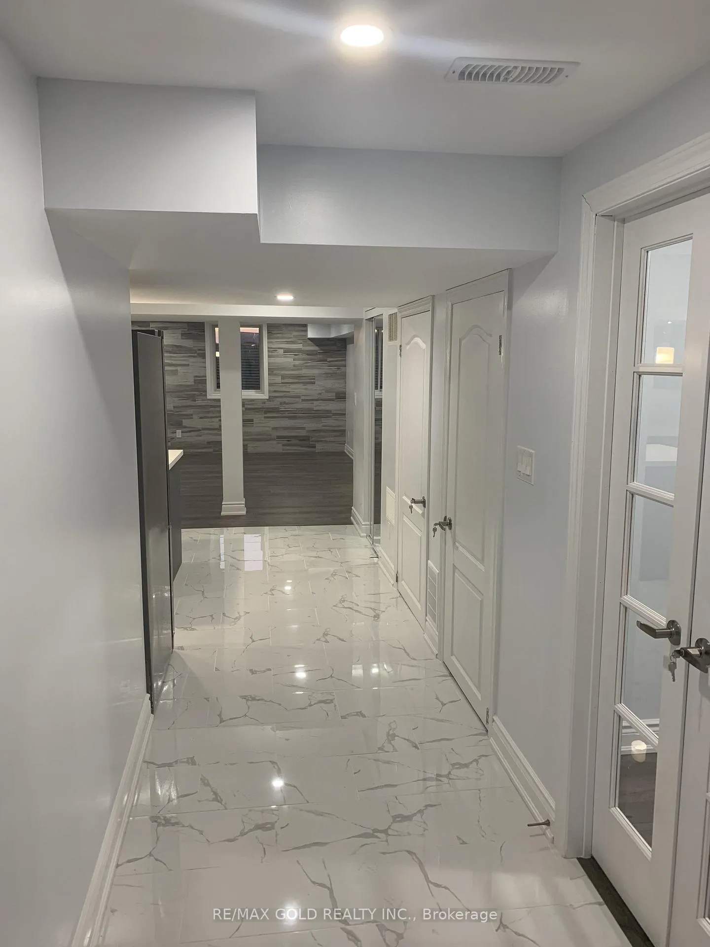 Photo 2 of 9 Dopp Crescent, Brampton, Toronto Gore Rural Estate — HOMEH