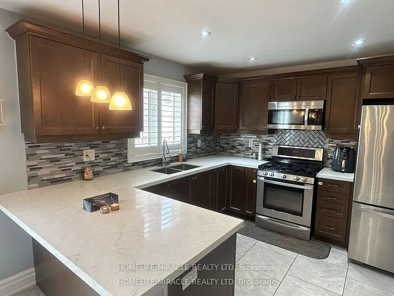 Photo 16 of 11 beachville Circle, Brampton, Credit Valley — HOMEH