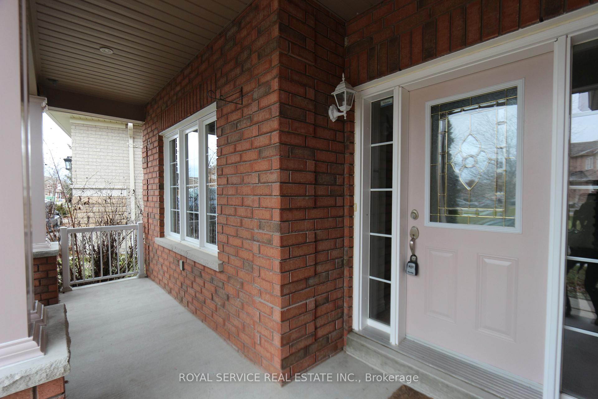 Photo 3 of 10 Don Morris Court, Clarington, Bowmanville — HOMEH