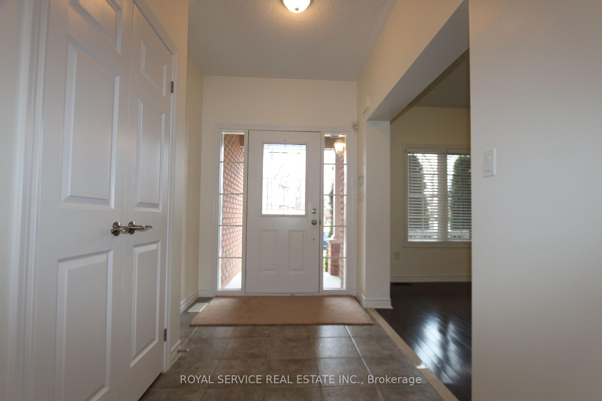Photo 4 of 10 Don Morris Court, Clarington, Bowmanville — HOMEH