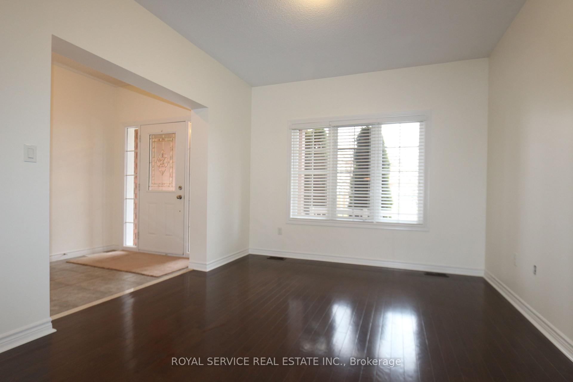 Photo 6 of 10 Don Morris Court, Clarington, Bowmanville — HOMEH