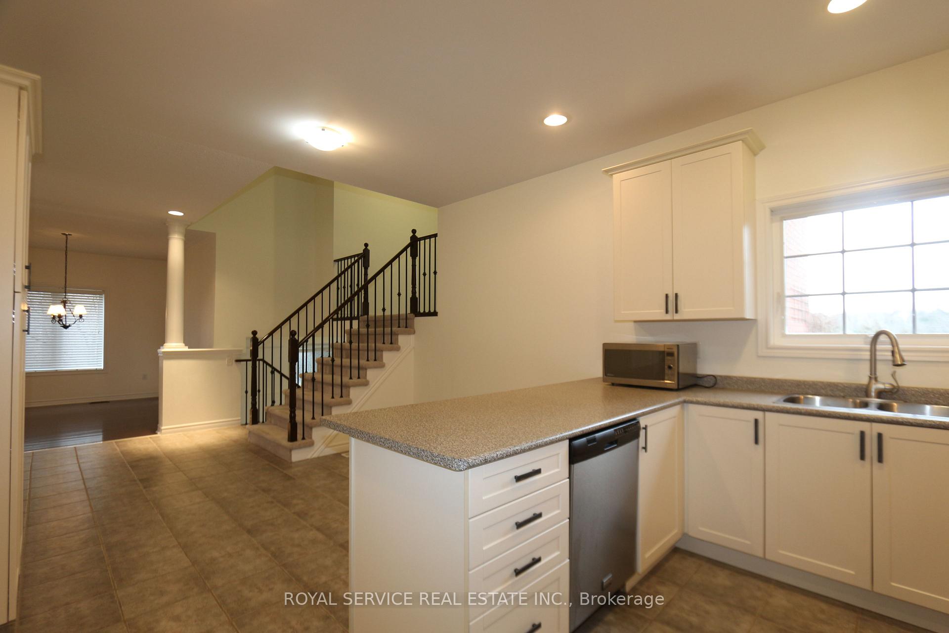 Photo 12 of 10 Don Morris Court, Clarington, Bowmanville — HOMEH