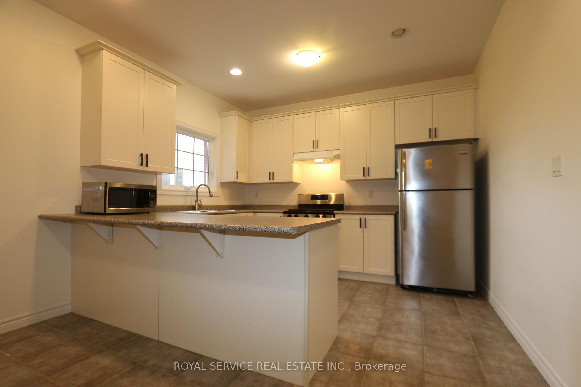 Photo 13 of 10 Don Morris Court, Clarington, Bowmanville — HOMEH