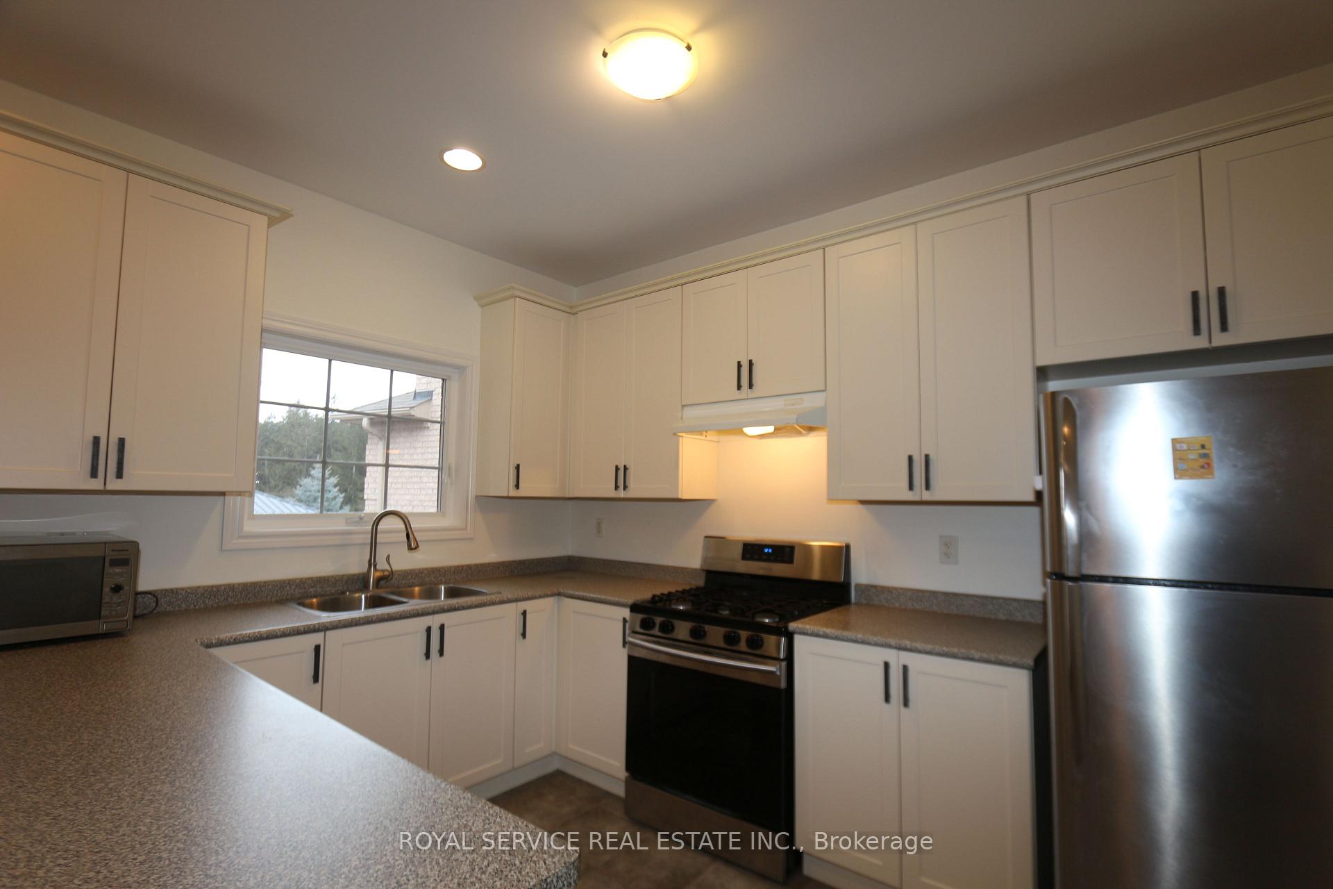 Photo 14 of 10 Don Morris Court, Clarington, Bowmanville — HOMEH