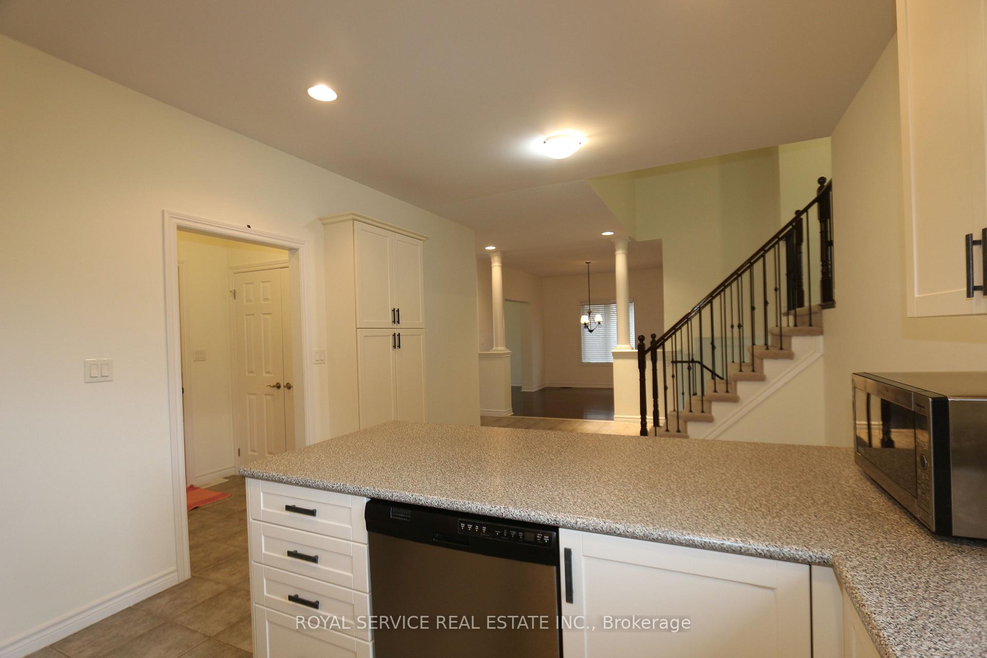 Photo 15 of 10 Don Morris Court, Clarington, Bowmanville — HOMEH