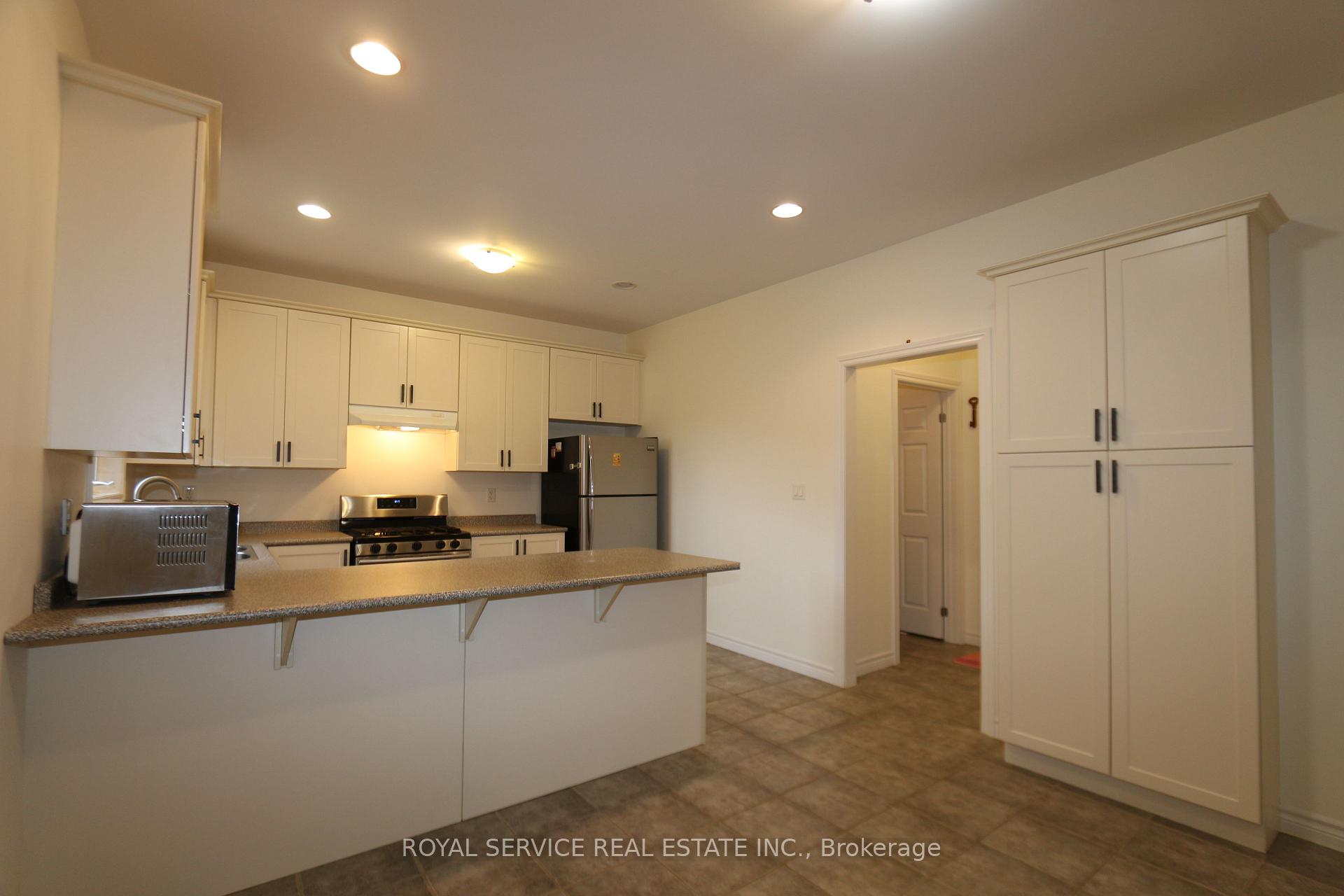 Photo 16 of 10 Don Morris Court, Clarington, Bowmanville — HOMEH