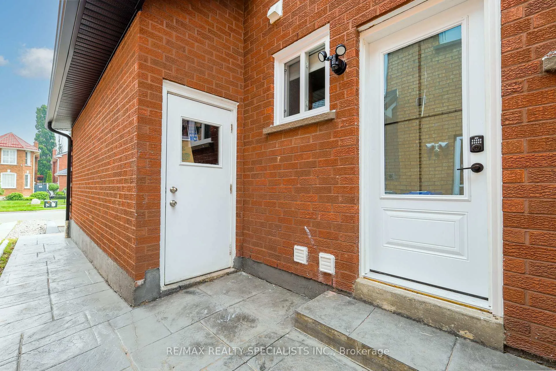 Photo 2 of 26 Ortona Drive, Brampton, Fletcher's Creek South — HOMEH