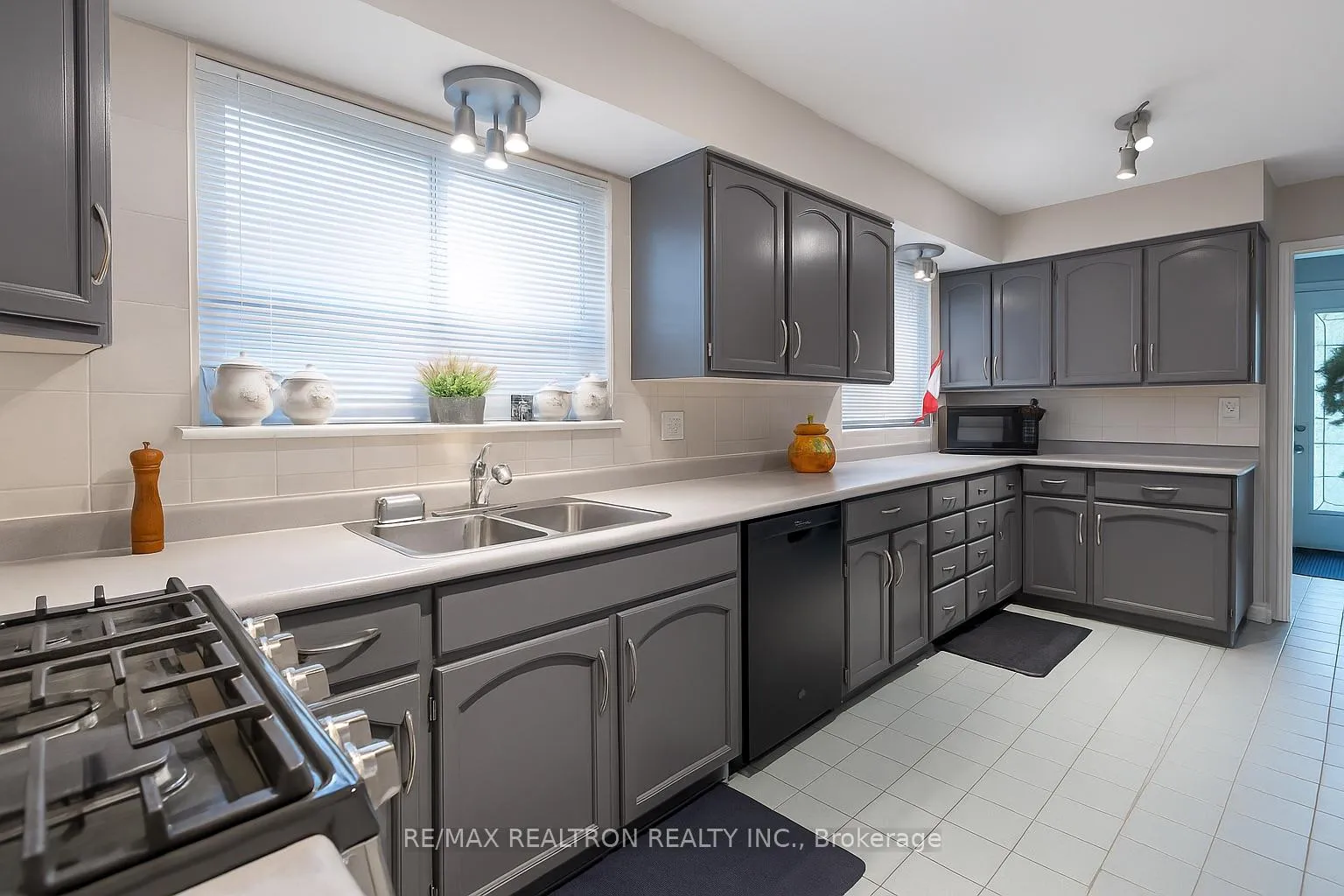 Photo 3 of 106 Centre Street S, Brampton, Bram East — HOMEH