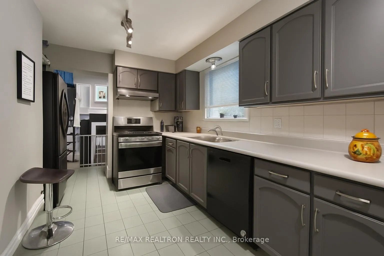 Photo 6 of 106 Centre Street S, Brampton, Bram East — HOMEH