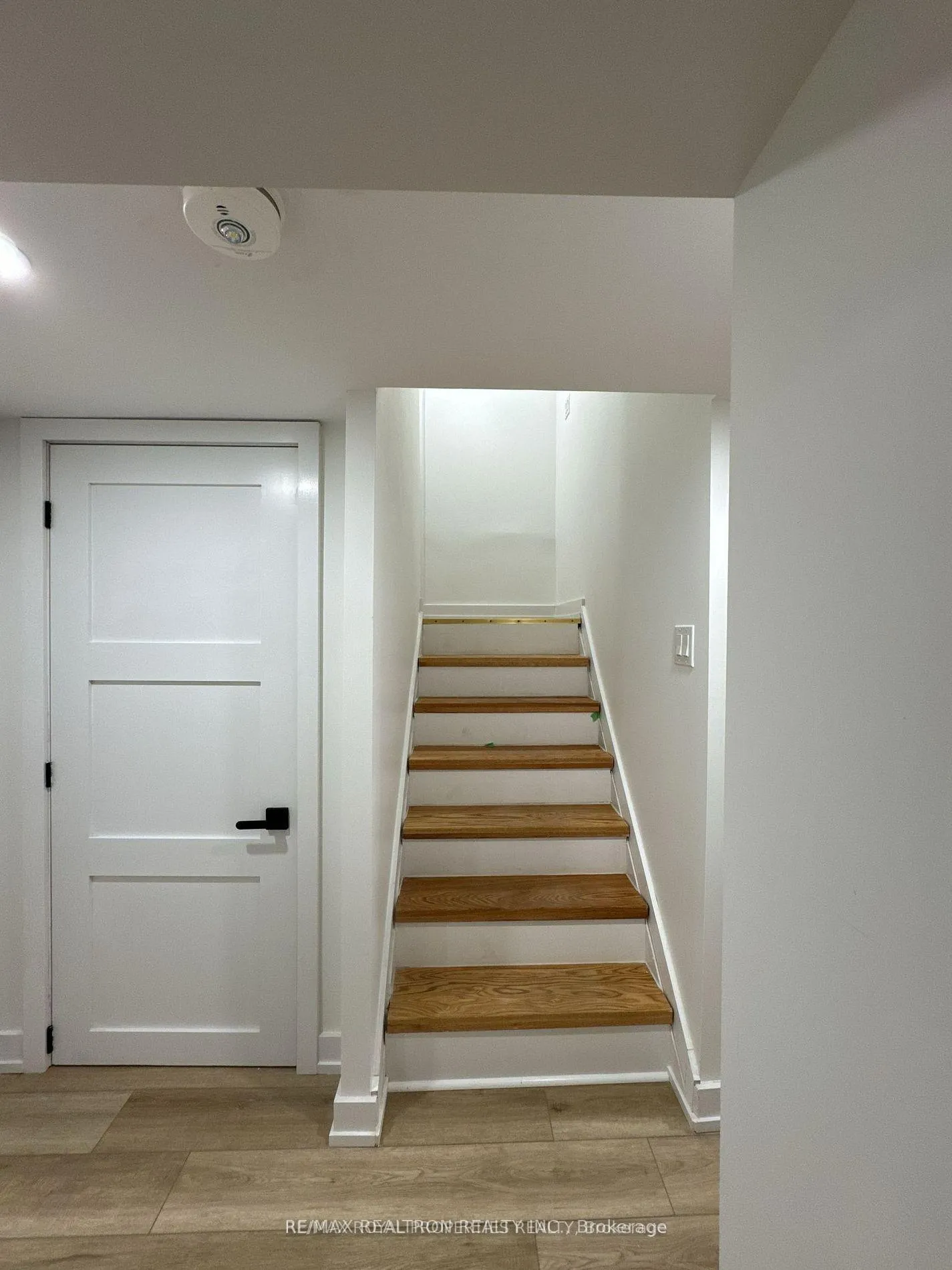 Photo 4 of 293 E 17th Street, Hamilton, Hill Park — HOMEH