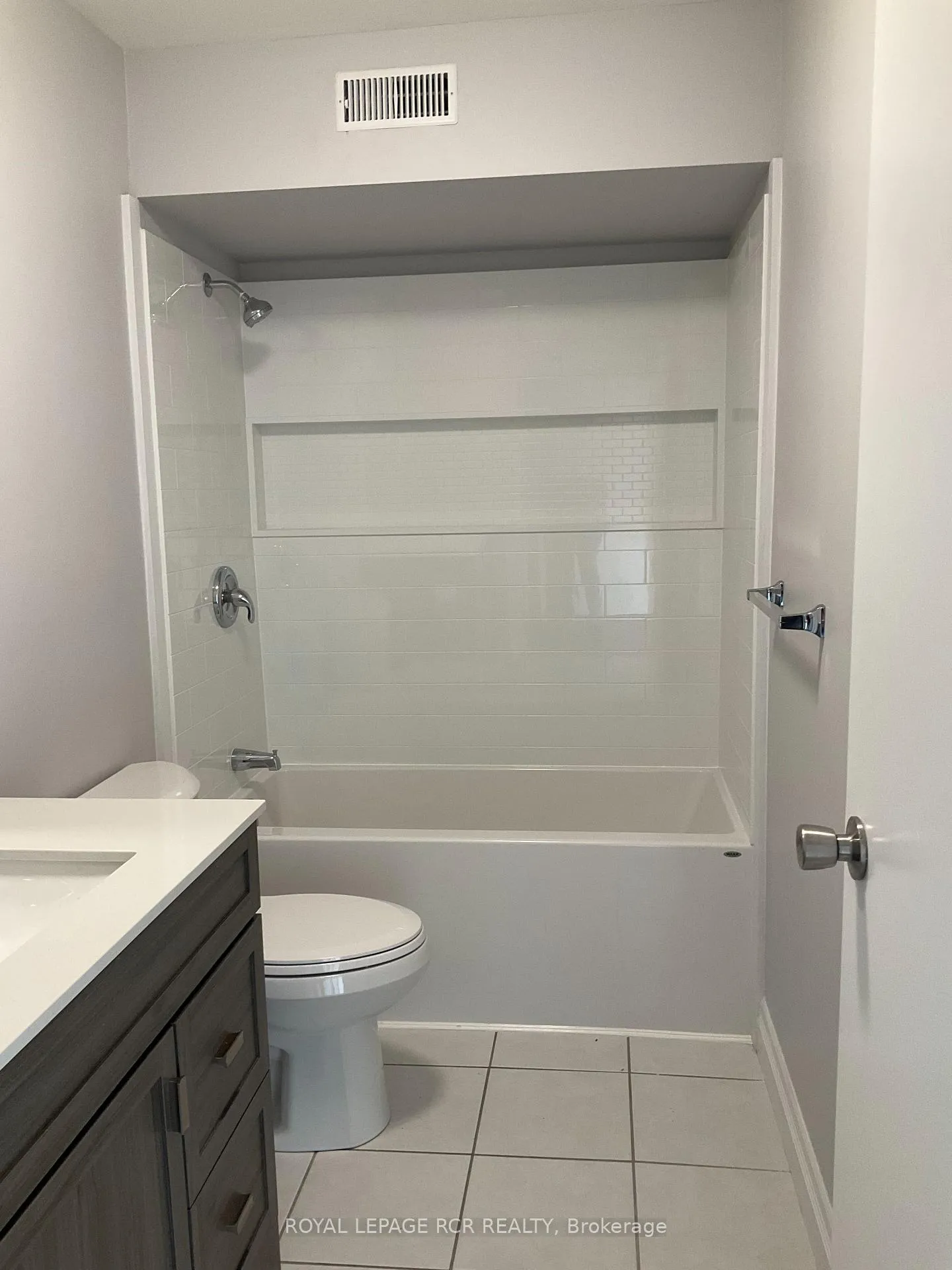 Photo 11 of Unit 6, 56 Queen Street N, Caledon, Bolton North — HOMEH